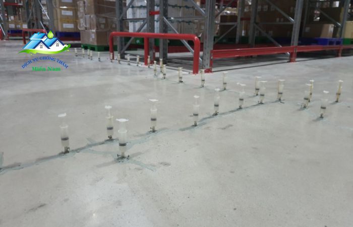 thực hiện xử lý vết nứt nền nhà xưởng